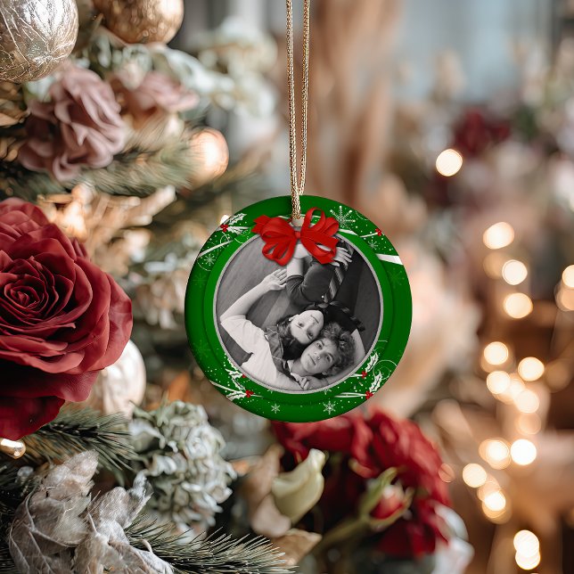 Ornamento De Cerâmica Foto de Natal da rua Red Green Holly Ribbon 1 | (Criador carregado)