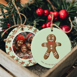 Ornamento De Cerâmica Foto de Natal do Gingercake Man Mint<br><div class="desc">Celebrar as festas com este adorável ornamento de natal de Bolinhas verde de Gingerpão. Apresentando um design de gengibre fofo com uma foto personalizável no verso, este ornamento é perfeito para adicionar um toque de charme festivo à sua árvore. Personalize-o com o seu nome de família e a sua foto...</div>