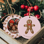 Ornamento De Cerâmica Foto de Natal do Gingercake Man Pink Bolinhas<br><div class="desc">Celebrar as festas com este adorável ornamento de natal, Bolinhas rosa, do Gingerpão. Apresentando um design de gengibre fofo com uma foto personalizável no verso, este ornamento é perfeito para adicionar um toque de charme festivo à sua árvore. Personalize-o com o seu nome de família e a sua foto favorita...</div>