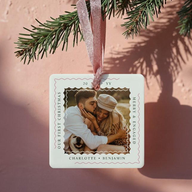 Ornamento De Cerâmica Foto de Natal em Primeiro Natal Mínimo Moderno (Modern Minimal Wavy First Christmas Engaged Photo Ceramic Ornament)