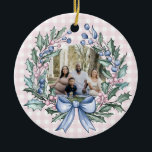Ornamento De Cerâmica Foto de Natal Holly, Rosa e Azul, do Grande Milêni<br><div class="desc">Este cartão de Natal tem um design pré-filhote do milênio com um quadro sagrado com uma crista de monograma azul no topo. A parte inferior tem texto azul que diz "Feliz Natal". Você pode personalizar com uma foto.</div>