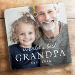 Ornamento De Cerâmica Foto do ano mais recente do melhor avô do mundo<br><div class="desc">O ornamento cerâmico com sua foto personalizada e o texto "Melhor avô do mundo" com ano personalizado ou outro texto abaixo.</div>