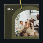 Ornamento De Cerâmica Foto do Arco Moderno Verde Oleícola Moderno 2023<br><div class="desc">Arca Moderna Verde-Oliva na moda moderna 2023 Ornamento cerâmico</div>