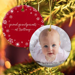 Ornamento De Cerâmica Foto do bebê Primeiro Natal Flocos de Neve Avós<br><div class="desc">"Primeiro Natal." Um visual lúdico de flocos de neve brancos e tipografia de script manuscrito com ano personalizado, sobrepondo a foto de sua escolha, o ajuda a lançar no Natal e Ano Novo. No verso, flocos de neve brancos adicionais e tipografia escrita à mão com "orgulhosos avós do nome do...</div>