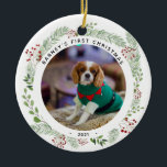 Ornamento De Cerâmica Foto do Cachorro de Wreath de inverno<br><div class="desc">O ornamento da Foto de Natal com uma coroa botânica de inverno e a foto favorita do seu cão. Personalize-o com seu nome e ano.
Altere o texto e personalize-o como preferir.</div>