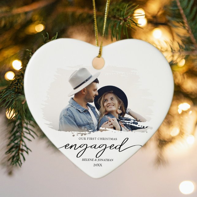 Ornamento De Cerâmica Foto do Casal Moderno, Primeiro Natal Envolvido (Modern Couple Photo First Christmas Engaged Ceramic Ornament)