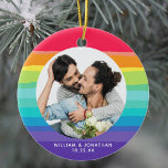 Ornamento De Cerâmica Foto do Casal Rainbow Gay<br><div class="desc">Mostre o seu amor com este belo Enfeites de natal comemorativo do casamento de gay. Um arco-íris colorido rodeia o casal LGBTQ feliz. Adicione os novos nomes e a data de aniversário na bonito cor roxa.</div>