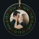 Ornamento De Cerâmica Foto do casal Wreath Primeiro Natal Juntos<br><div class="desc">Celebre seu primeiro feriado junto com uma coroa clássica em verde-floresta e uma janela de fotos revestida de ouro que lisonja retratos ao ar livre. O layout limpo mantém o foco em vocês dois enquanto os dígitos laterais marcam o ano.</div>