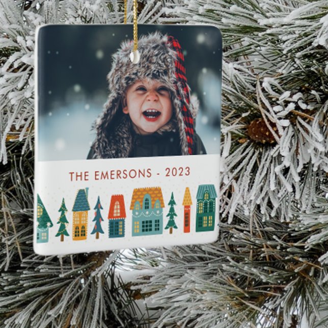 Ornamento De Cerâmica Foto do inverno em casa (Retro Holiday Houses with Family Photo Christmas Ornament and Family Name Monogram)