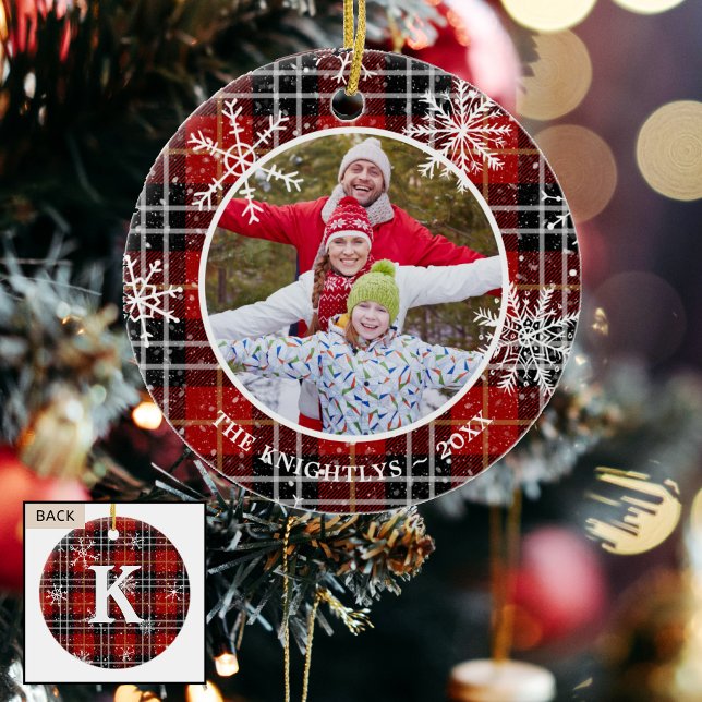 Ornamento De Cerâmica Foto do Monograma do Floco de Neve Vermelho Xadrez (Criador carregado)