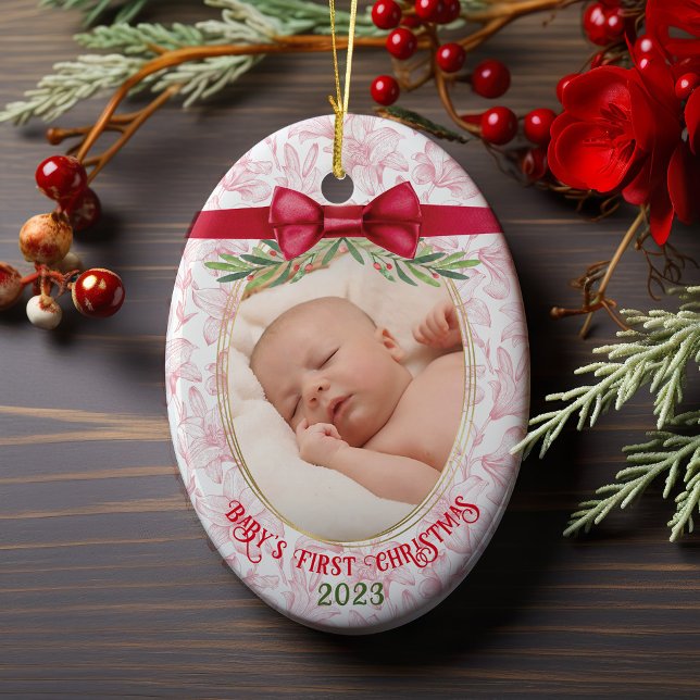Ornamento De Cerâmica Foto do nome da menina vermelha rosa no primeiro N (Baby's First Christmas 2023, Personalized Name & birth date, pink & red floral, watercolor holly bow)