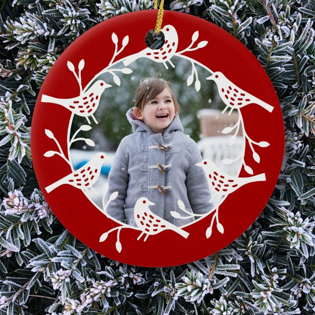 Ornamento De Cerâmica Foto do Pássaro Nórdico (Scandinavian bird wreath red and white photo Christmas ornament)