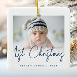 Ornamento De Cerâmica Foto do Primeiro Marinho de Natal do Bebê - Script<br><div class="desc">Celebrar o primeiro Natal do bebê com este moderno ornamento minimalista de manutenção de fotos. O texto azul do marinho diz "Natal de 1rua" no roteiro de caligrafia. Substitua facilmente a imagem de exemplo pela sua foto favorita e adicione o nome do bebê e o ano abaixo. Uma tela de...</div>
