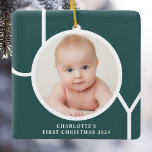 Ornamento De Cerâmica Foto do primeiro Natal personalizada do Keepsasasa<br><div class="desc">Este na moda mantém o Primeiro Ornamento Fotográfico de Natal de Baby é decorado com a palavra JOY em tipografia branca sobre fundo verde. Facilmente personalizável com sua foto,  nome e ano.</div>