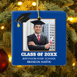 Ornamento De Cerâmica Foto do Retrato do Mais velho de Graduação Azul Pe<br><div class="desc">Este Enfeites de natal de formando mais velho azul personalizado apresenta a sua fotografia de graduação debaixo de um boné de formando preto. Personalize com o seu ano de aula,  a escola,  e dê o nome de um presente de excelente para um estudante de pós-graduação.</div>