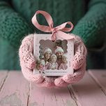 Ornamento De Cerâmica Foto do Retro Vintage Santa Claus, de Natal rosa<br><div class="desc">Adicione um toque de encanto retrô ao seu decoro de férias com nosso Ornamento de Foto de Entrega do Papai Noel de Natal Rosa. Este adorável ornamento apresenta uma design de aquarela branca de um carregando cor-de-rosa cor-de-rosa com um saco de presentes, pronto para espalhar alegria festiva. O ornamento inclui...</div>
