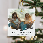 Ornamento De Cerâmica Foto e nome dos melhores amigos modernos Natal<br><div class="desc">Personalizado moderno ornamento de fotos de melhores amigos,  com uma cobertura de borrão com uma imagem personalizada de você e sua melhor base,  o texto 'MELHORES AMIGOS' e seus nomes. Qualquer BFF adoraria receber este adorável ornamento,  que eles poderiam exibir com amor em sua casa na hora de natal!</div>