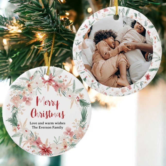 Ornamento De Cerâmica Foto Floral de Fármacos de Água Molhada (Soft Watercolor Floral Christmas Wreath Photo Ceramic Ornament)