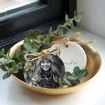 Ornamento De Cerâmica Foto Geométrica Dourada de Eucalyptus Preto e Bran<br><div class="desc">Adicione um toque de elegância à sua decoração de férias com o nosso formidável ornamento personalizado de fotos preto e branco. Este lindo ornamento foi projetado para mostrar suas memórias queridas, personalizadas com sua própria foto para criar uma manutenção única e significativa. O ornamento apresenta uma camada delicada de folhas...</div>