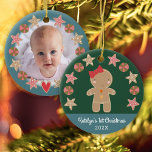 Ornamento De Cerâmica Foto Green First Christmas Gingerbird Baby Girl<br><div class="desc">"Primeiro Natal." Uma gengibre e um círculo de biscoitos, juntamente com uma tipografia de escrita branca e divertida numa banda vermelha, ajudam-no a lançar no Natal e Ano Novo. Nas costas, personalize com uma foto do novo bebê. Sinta o calor e a alegria da temporada de festas sempre que você...</div>
