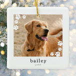 Ornamento De Cerâmica Foto Mínima Moderna Imprime Pet Dog<br><div class="desc">O moderno Mínimo Paw Imprime o Pet Dog Photo Cerâmica Ornament apresenta a foto do seu animal de estimação,  acentuada por uma aspersão de impressões de pata.</div>