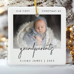 Ornamento De Cerâmica Foto minimalista Avós 1 rua Cinza de Natal<br><div class="desc">Ajude-os a celebrar a chegada do seu primeiro neto com este ornamento moderno minimalista de manutenção de fotos. O texto da cinza de carvão diz "Nosso primeiro Natal como avós", com a palavra "avós" em trendy manuscrito. Substitua facilmente a imagem de exemplo pela sua foto favorita do novo bebê e...</div>