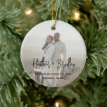 Ornamento De Cerâmica Foto moderna minimalista no primeiro Natal<br><div class="desc">Enfeites de natal de estilo moderno com um design simples e mínimo com seus nomes em uma tipografia de script elegante e seus detalhes de noivado em uma fonte de sans serif minimalista sobre sua foto favorita. O design tem uma camada para permitir que o texto apareça sobre sua imagem...</div>