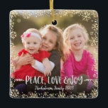 Ornamento De Cerâmica Foto Paz Amor Joy Chic Dourado Snowflake Natal<br><div class="desc">"Paz, amor e alegria." Uma imagem divertida dos flocos de neve com brilho de ouro de champanhe, tipografia escrita à mão branca e pontos de confetti contra a foto de sua escolha, ajuda a navegar no Natal e Ano Novo. Sinta o calor e a alegria da temporada de festas sempre...</div>