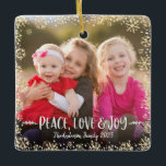 Ornamento De Cerâmica Foto Paz Amor Joy Chic Dourado Snowflake Natal<br><div class="desc">"Paz, amor e alegria." Uma imagem divertida dos flocos de neve com brilho de ouro de champanhe, tipografia escrita à mão branca e pontos de confetti contra a foto de sua escolha, ajuda a navegar no Natal e Ano Novo. Sinta o calor e a alegria da temporada de festas sempre...</div>