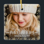 Ornamento De Cerâmica Foto Paz Amor Joy Dourado Snowflake Natal Natal<br><div class="desc">"Paz, amor e alegria." Uma imagem divertida dos flocos de neve com brilho de ouro de champanhe, tipografia escrita à mão branca e pontos de confetti contra a foto de sua escolha, ajuda a navegar no Natal e Ano Novo. Sinta o calor e a alegria da temporada de festas sempre...</div>