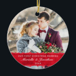 Ornamento De Cerâmica Foto Personalizada da Greve Vermelha no Primeiro N<br><div class="desc">Para o seu primeiro Natal casado com este elegante ornamento de fotos romântico e personalizado apresenta sua foto com uma faixa vermelha para o roteiro de tipografia branca que lê "nosso primeiro Natal casado" com seus nomes e data para personalizar. Elaborado por ©Susan Coffey.</div>