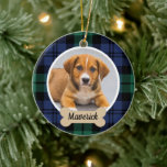 Ornamento De Cerâmica Foto personalizada de cão Xadrez de Tartan verde e<br><div class="desc">A decoração perfeita de Natal para os amantes do cão na sua família! Este ornamento festivo de feriado na moda apresenta uma foto favorita do seu filhote com uma placa de osso de cão que pode ser personalizada com o nome deles. Inclui um clássico azul-marinho e um relógio preto verde-caçador,...</div>