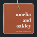 Ornamento De Cerâmica Foto personalizada de casamento retrô-descendente<br><div class="desc">Comemore seu dia especial com este personalizável ornamento de manutenção do terracotta com seus nomes e data de casamento de um lado e uma foto apreciada do outro. A design de cor ferrugenta e a tipografia minimalista fazem dela um eterno adicional ao seu decoro de férias ou um presente sincero...</div>