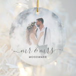 Ornamento De Cerâmica Foto personalizada de casamento Sr. e Sra. Cinza S<br><div class="desc">Celebre o seu casamento com este ornamento de manutenção, com a frase "Sr. & Sra." no elegante roteiro de cinza de carvão com baloiços no começo e no fim. Personalize-o com o seu sobrenome na fonte sans serif e substitua a imagem de amostra pela sua foto favorita de casamento. Um...</div>