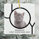 Ornamento De Cerâmica Foto Personalizada De Gatinho Gato Gato De Feliz D<br><div class="desc">O Primeiro Ornamento Fotográfico de Natal deste Gato é decorado com a palavra JOY em preto e branco. Facilmente personalizável com a foto,  o nome e o ano do seu animal de estimação.</div>