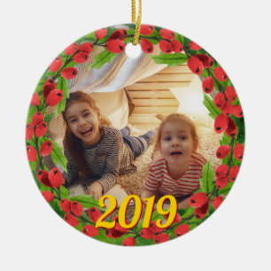 Ornamento De Cerâmica Foto personalizada de Happy Holly Berry Wreath