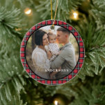 Ornamento De Cerâmica Foto personalizada de tartan preto vermelho natal<br><div class="desc">Xadrez de decoração elegante de na moda de Natal vermelho e preto-tartan. texto do script de efeito Dourado. Design tradicional moderna.</div>