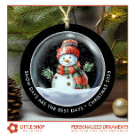 Ornamento De Cerâmica Foto personalizada do Globo de Neve Snowman<br><div class="desc">Elevem o vosso decoro de férias com este Enfeites de natal personalizado que apresenta uma ilustração encantadora de aquarela de um boneco de neve que veste um chapéu aconchegante e um cachecol, ninho no globo de neve de dentro a, e rodeado por delicadas quedas de neve. A frente inclui texto...</div>