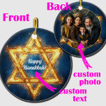 Ornamento De Cerâmica Foto personalizada e texto Feliz Hanukkah, Estrela<br><div class="desc">Apresentando a Personalizável Ordem das Estrelas do Chanucá! Este elegante ornamento cerâmico redondo apresenta uma estrela espantosa de David num tom radiante de ouro contra um fundo azul profundo, que lembra um céu noturno estrelado. A frente exibe o texto "Feliz Chanucá", que pode ser personalizado para seu gosto, fazer-o um...</div>