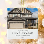 Ornamento De Cerâmica Foto personalizada Primeira Casa de Natal Novo<br><div class="desc">Celebre o primeiro Natal em sua nova casa com um ornamento personalizado de fotos. Adicione seu nome de família e data na tipografia moderna ao lado de uma foto da sua nova casa.</div>