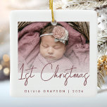 Ornamento De Cerâmica Foto: primeira peça de Rosa de Natal Cerâmica<br><div class="desc">Celebrar o primeiro Natal do bebê com este moderno ornamento minimalista de manutenção de fotos. O texto empoeirado da rosa diz "Natal de 1rua" em um roteiro de moda. Substitua facilmente a imagem de exemplo pela sua foto favorita e adicione o nome do bebê e o ano abaixo. Uma tela...</div>