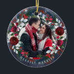 Ornamento De Cerâmica Foto Primeiro Natal como Sr. e Sra. Rustic Winter<br><div class="desc">Casamento elegante e rústico de inverno Merrily Married phototree guardando ornamento com flores vermelhas de lama-lenhada com galhos de flores de aquarela com caçador de pinheiros sazonais de abeto verde e bagos holly sobre um fundo escuro de madeira azul-celeiro com luzes de cordas. Personalize-o com sua foto, texto e nome...</div>