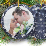 Ornamento De Cerâmica Foto Primeiro Natal como Sr. e Sra. Rustic Winter<br><div class="desc">No primeiro Natal,  o Sr. e a Sra. elegante personalizaram o ornamento de árvore personalizado com flocos de neve e luzes sobre um fundo de madeira azul-marinho escuro.             bonito presente de manutenção para recém-casados.</div>