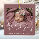 Ornamento De Cerâmica Foto: Primeiro Natal Dusty Rosa Cerâmica<br><div class="desc">Celebrar o primeiro Natal do bebê com este moderno ornamento minimalista de manutenção de fotos. O texto branco lê "Natal de 1rua" em uma escrita de moda em um fundo rosa poeirento. Substitua facilmente a imagem de exemplo pela sua foto favorita e adicione o nome do bebê e o ano...</div>