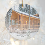 Ornamento De Cerâmica Foto: Primeiro Natal, Nova Cinza Doméstica Script<br><div class="desc">Comemore o seu primeiro Natal em sua nova casa com este lindo ornamento moderno de keepape. O texto da cinza de carvão diz "Primeiro Natal em nossa nova casa", com as palavras "nova casa" em uma elegante escrita manual com florescimento antes e depois. Substitua a imagem por uma foto da...</div>