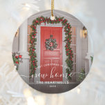 Ornamento De Cerâmica Foto Primeiro Natal Novo Script Branco Casa<br><div class="desc">Comemore o seu primeiro Natal em sua nova casa com este lindo ornamento moderno de keepape. O texto branco lê "Primeiro Natal em nossa nova casa", com as palavras "nova casa" em uma escrita elegante com flores antes e depois. Substitua a imagem de exemplo por uma foto da sua nova...</div>
