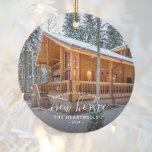 Ornamento De Cerâmica Foto Primeiro Natal Novo White Script 2024<br><div class="desc">Comemore o seu primeiro Natal em sua nova casa com este lindo ornamento moderno de keepape. O texto branco lê "Primeiro Natal em nossa nova casa", com as palavras "nova casa" em uma escrita elegante com flores antes e depois. Substitua a imagem de exemplo por uma foto da sua nova...</div>