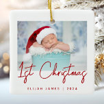 Ornamento De Cerâmica Foto: Primeiro Natal, Red Script Cerâmico<br><div class="desc">Celebrar o primeiro Natal do bebê com este moderno ornamento minimalista de manutenção de fotos. O texto vermelho diz "1rua de Natal" no roteiro de moda. Substitua facilmente a imagem de exemplo pela sua foto favorita e adicione o nome do bebê e o ano abaixo. Uma tela de gradiente branco...</div>
