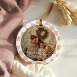 Ornamento De Cerâmica Foto recém-casada do Quadro de Verificação Retro C<br><div class="desc">Tornar o seu primeiro Natal como recém-casados inesquecível com este encantador ornamento de fotos de lado duplo e alegre casado. Apresentando um padrão nostálgico de tabuleiro de xadrez que captura perfeitamente a quente e retro-boho estética, este ornamento de keepsasasasasaame é uma bela maneira de comemorar seu ano especial. Perfeito para...</div>