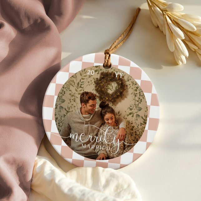Ornamento De Cerâmica Foto recém-casada do Quadro de Verificação Retro C (Merrily Married Retro Checkerboard Newlywed Photo Ceramic Blush Pink Ornament)